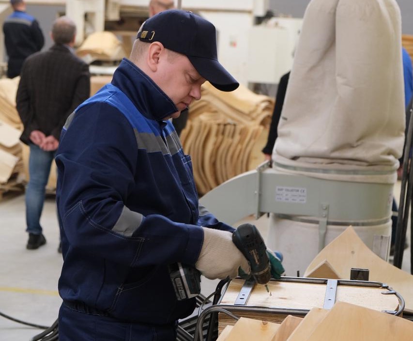 Красноярский производитель мебели сэкономил около миллиона рублей благодаря региональной программе по повышению производительности труда